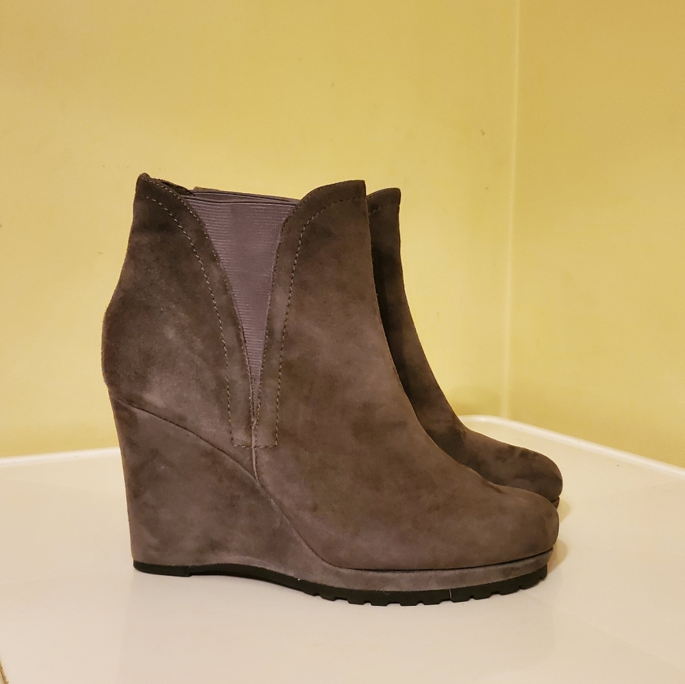NEIMAN MARCUS SUEDE BOOTIE GRAY